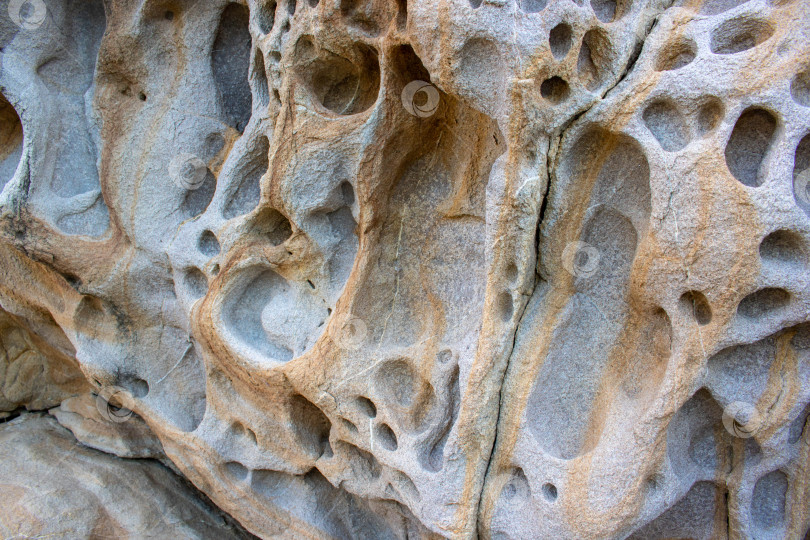 Скачать фон и текстура горных слоев и трещин в осадочном утесе скалистой горы. фотосток Ozero
