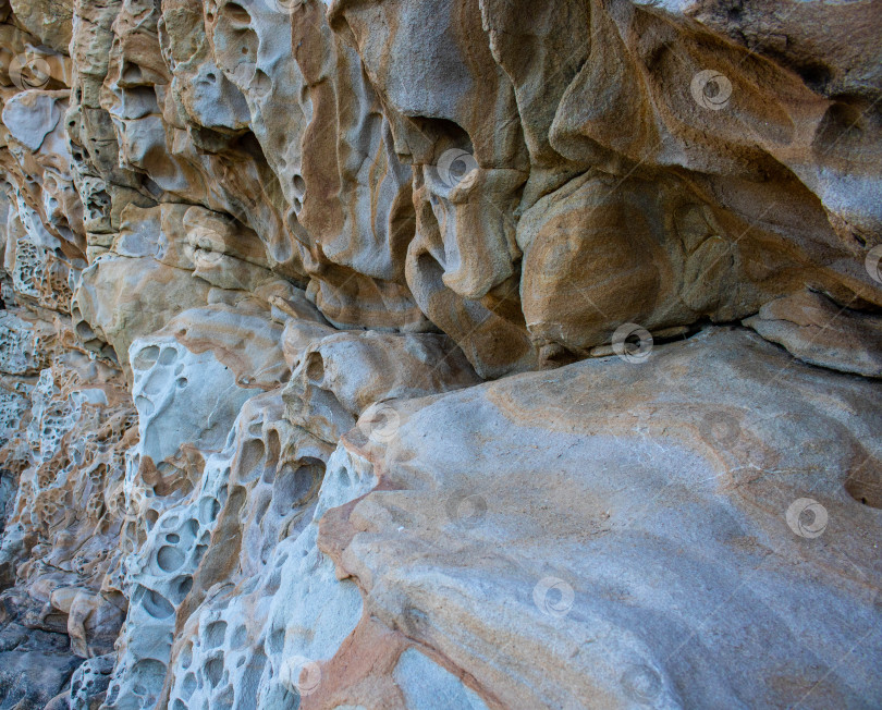 Скачать Слои горных пород - это красочные образования из горных пород, сложенных за сотни лет. Интересный фон с завораживающей текстурой. фотосток Ozero