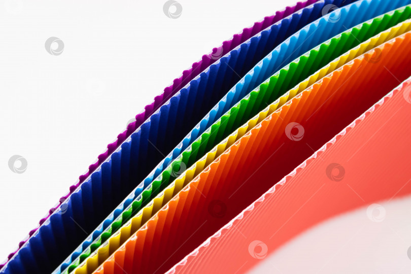 Скачать Текстура гофрированной бумаги переливается всеми цветами радуги. Геометрические формы и линии. Минималистский фон. фотосток Ozero