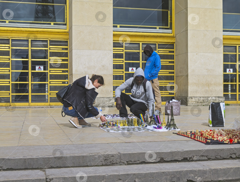 Скачать Уличная торговля сувенирами в Париже фотосток Ozero
