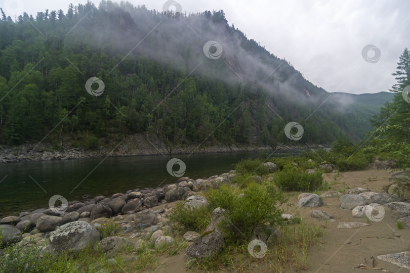 Скачать Очень низкие облака над горной рекой. фотосток Ozero