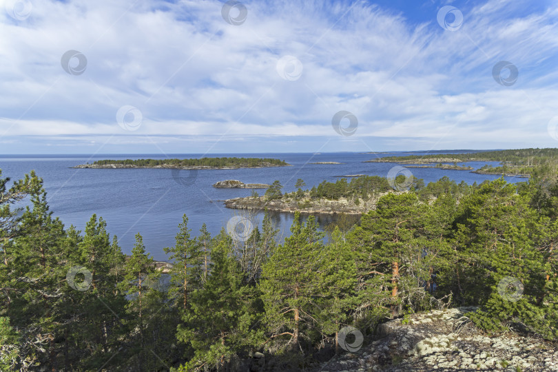 Скачать Вид с высокого берега на острова в Ладожских шхерах, Карелия, Россия. фотосток Ozero