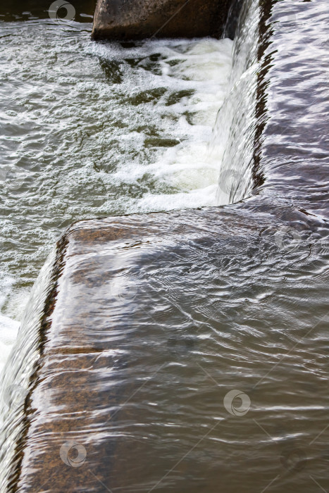 Скачать Поток воды в городском водопаде фотосток Ozero