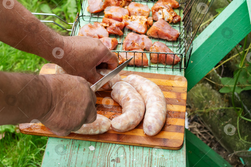 Скачать Мясо и колбаса на гриле крупным планом фотосток Ozero