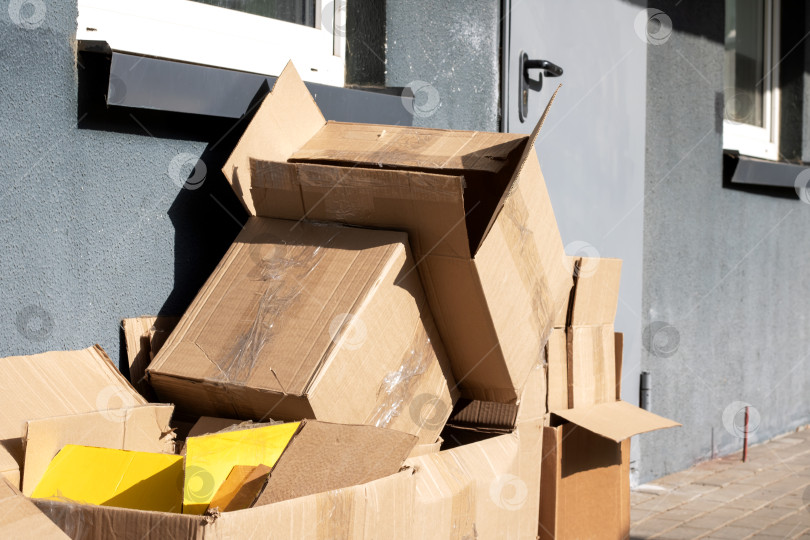 Скачать Пустые картонные коробки после переезда крупным планом фотосток Ozero