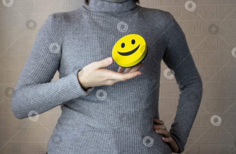 Скачать Позитивный склад ума, концепция наслаждения жизнью. Рука, держащая бумагу с изображением улыбающегося лица. Признак психического здоровья, благополучия и здорового образа жизни. Счастливый клиент, оставляющий положительный отзыв фотосток Ozero
