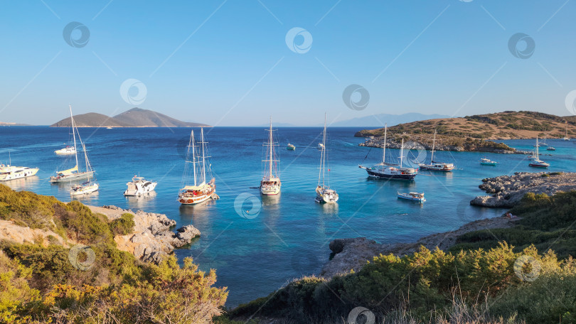 Скачать Маленький пляж и бухта с лодками, Бодрум, Турция фотосток Ozero