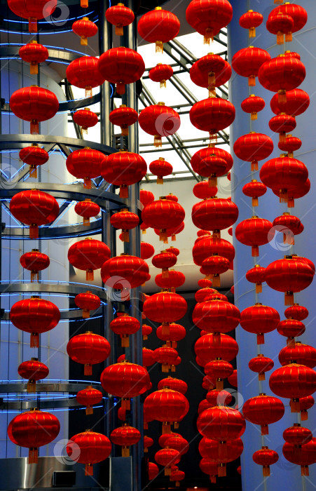 Скачать Красные китайские фонарики в кафе фотосток Ozero