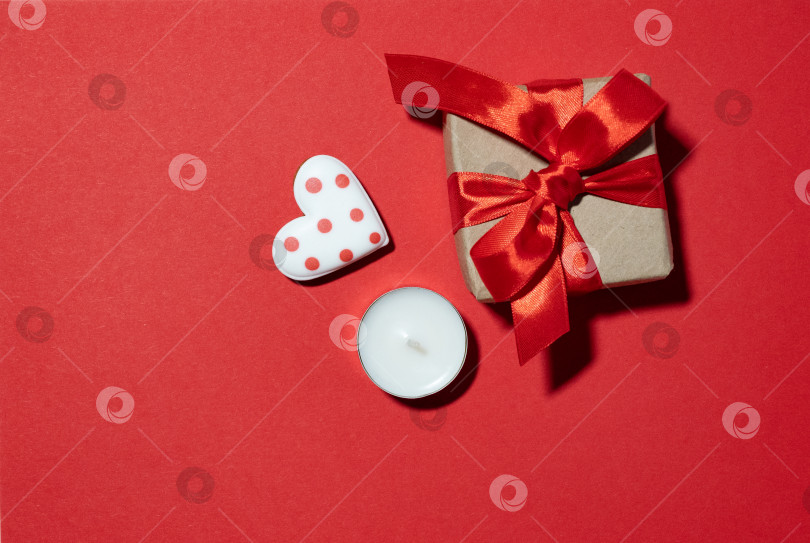Скачать Вертикальный фон на День Святого Валентина с макетом пустой бумажной открытки, подарками, красными сердечками, конфетти на розовом фоне. фотосток Ozero