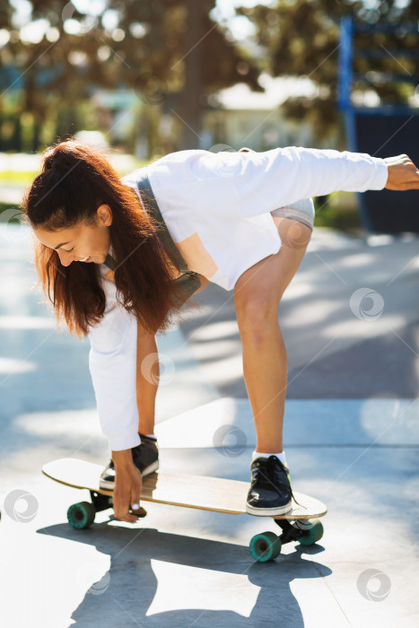 Скачать Девочка учится удерживать равновесие на скейтборде фотосток Ozero