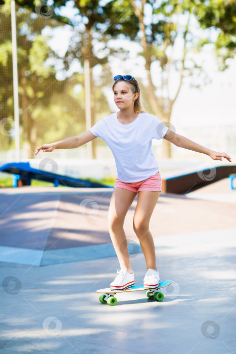 Скачать Девочка-подросток катается на скейтборде в парке фотосток Ozero