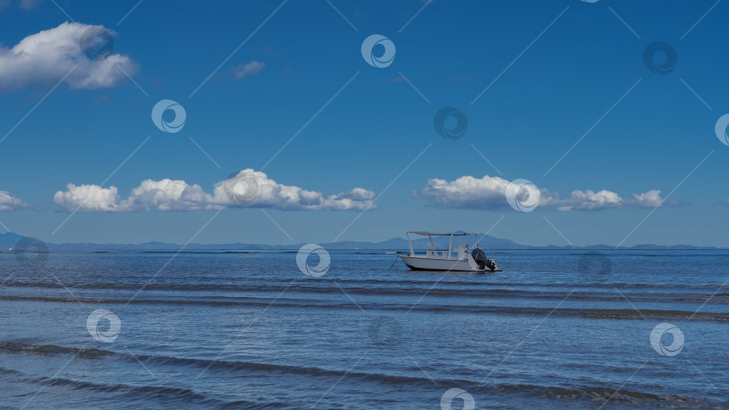 Скачать Туристическая моторная лодка пришвартована в голубом океане. фотосток Ozero