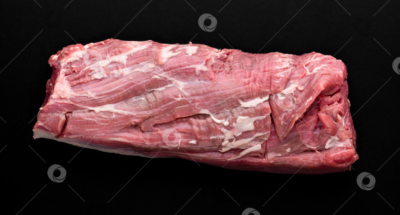 Скачать кусок свежего сырого мяса на черном фоне фотосток Ozero
