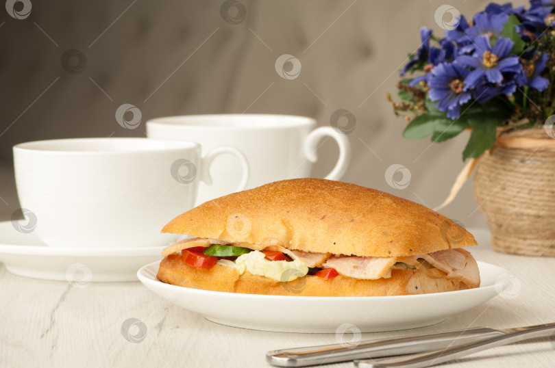 Скачать бутерброд на тарелке и чашки на столе фотосток Ozero