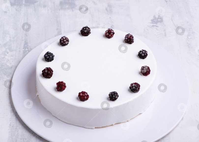 Скачать Снимок крупным планом белого слоеного торта, украшенного свежими ягодами фотосток Ozero