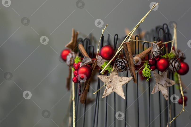 Скачать Украшения Рождественские свечи на сером фоне фотосток Ozero
