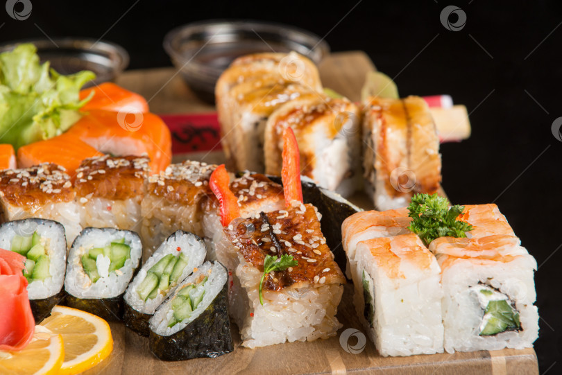 Скачать Снимок суши крупным планом на деревянной тарелке фотосток Ozero
