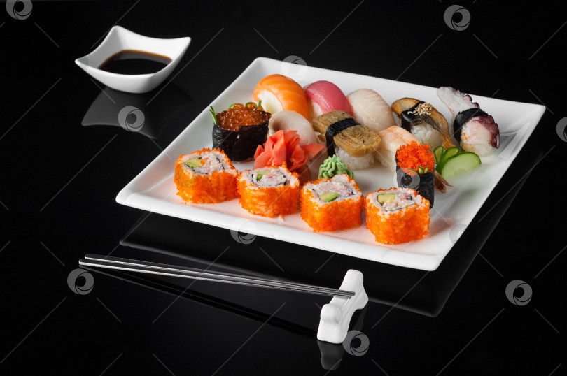 Скачать суши в тарелке на черном фоне фотосток Ozero