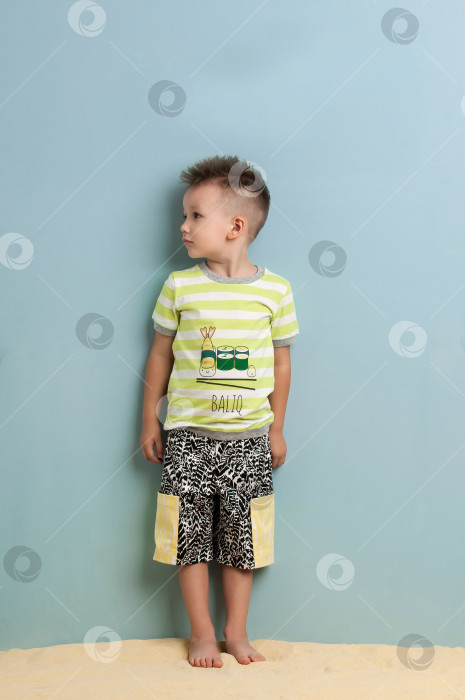 Скачать маленький мальчик в шортах БАЛИК - РЫБКА фотосток Ozero