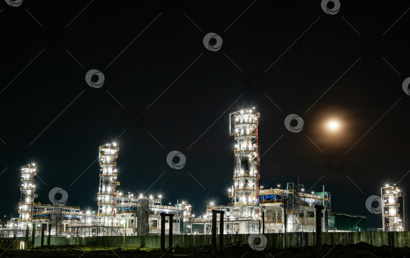Скачать Нефтеперерабатывающий завод ночью фотосток Ozero