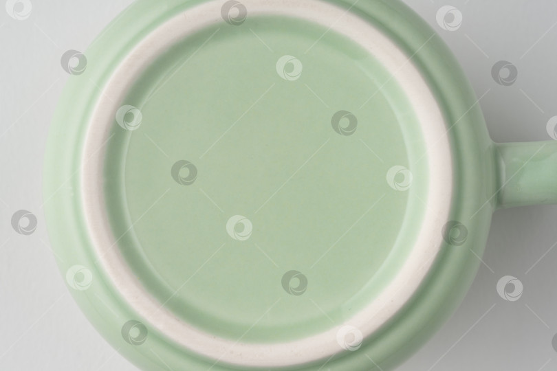 Скачать Снимок крупным планом нижней стороны чайной чашки пастельно-зеленого цвета фотосток Ozero
