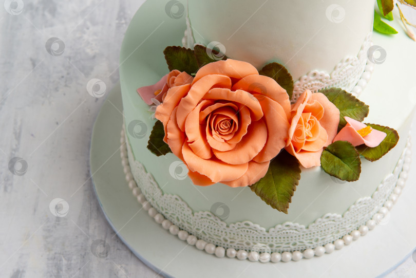 Скачать Крупный план оформленных розовых цветов на белом торте. фотосток Ozero