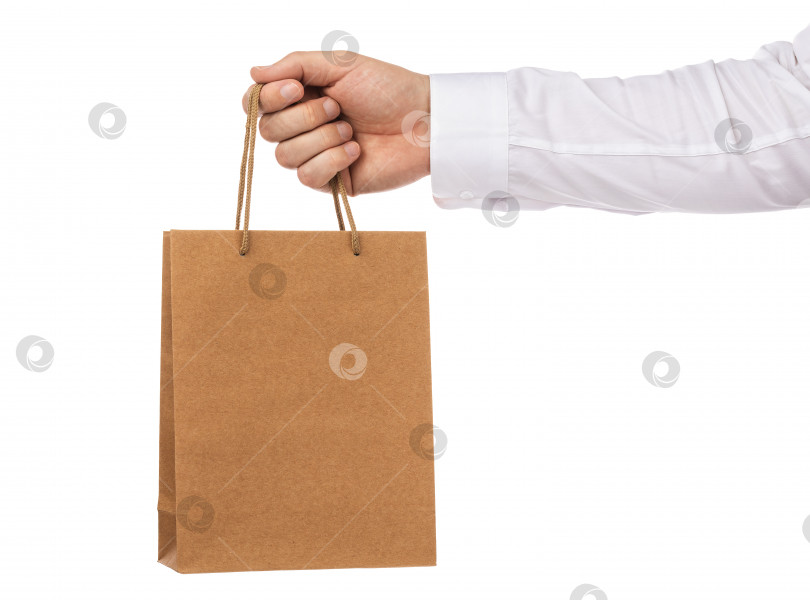 Скачать Бумажный пакет в руке, выделенный на белом фоне фотосток Ozero