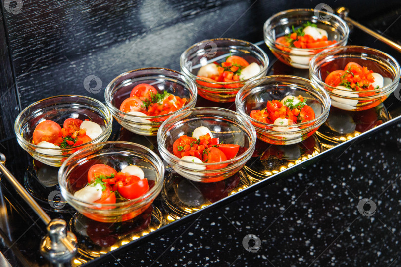 Скачать Снимок крупным планом набора томатных салатов в маленьких мисочках на подносе фотосток Ozero