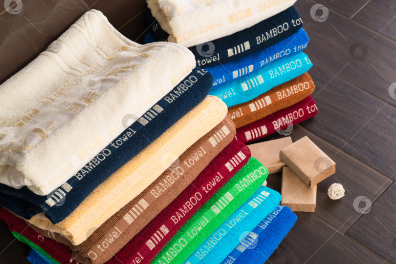 Скачать Снимок крупным планом груды сложенных разноцветных бамбуковых полотенец в ванной фотосток Ozero