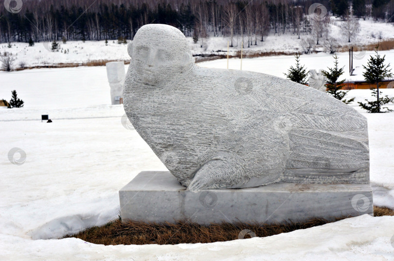 Скачать Рамзай, Пензенская область, Россия - март 2013: Скульптура "Человек-птица" фотосток Ozero