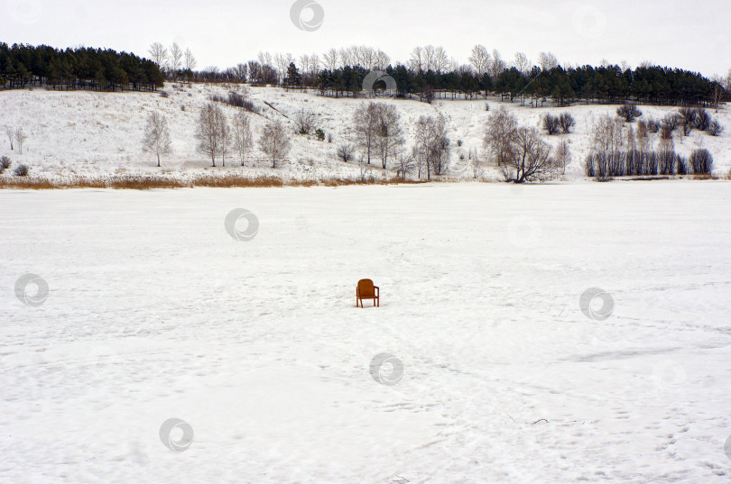 Скачать Кресло на замершем заснеженном озере фотосток Ozero