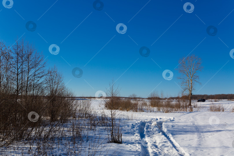 Скачать Автомобильная колея в снегу фотосток Ozero