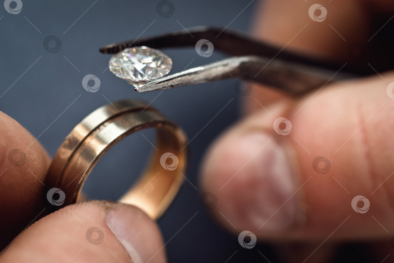 Скачать Рабочий процесс ювелира. Подбор драгоценного камня для будущего золотого кольца фотосток Ozero