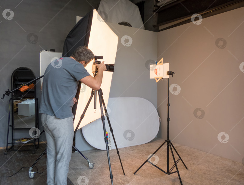 Скачать процесс фотосъемки в студии фотосток Ozero