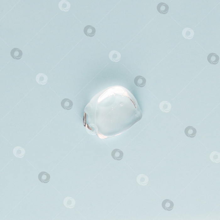 Скачать Капля прозрачного крема для лица и тела на синем фоне фотосток Ozero