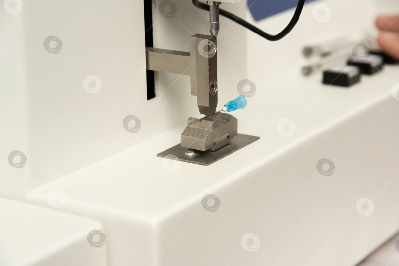 Скачать Снимок крупным планом оборудования в медицинской лаборатории для производства медицинских шприцев фотосток Ozero