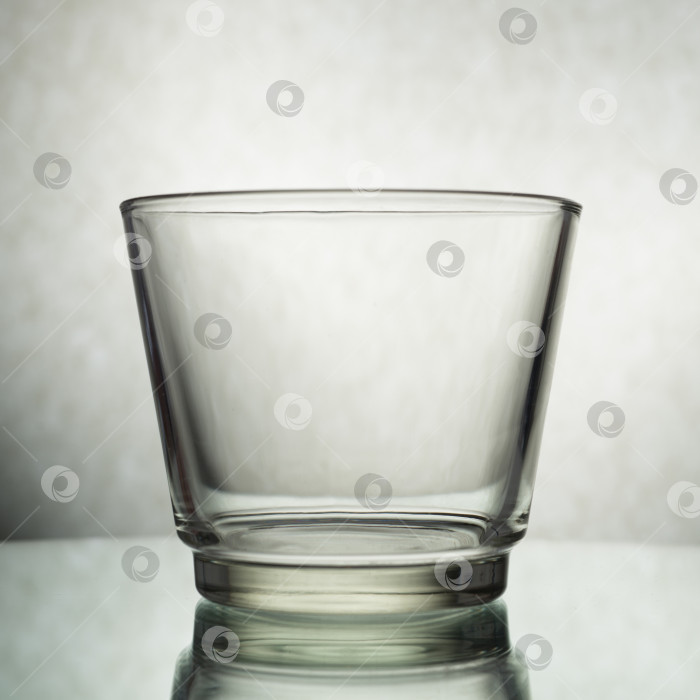 Скачать Вертикальный снимок пустого стакана на сером фоне фотосток Ozero