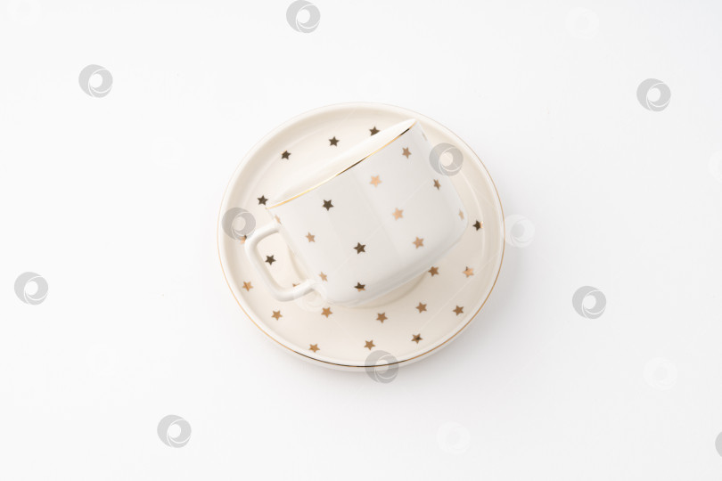 Скачать Керамическая чашка с блюдцем, выделенная на белом фоне фотосток Ozero