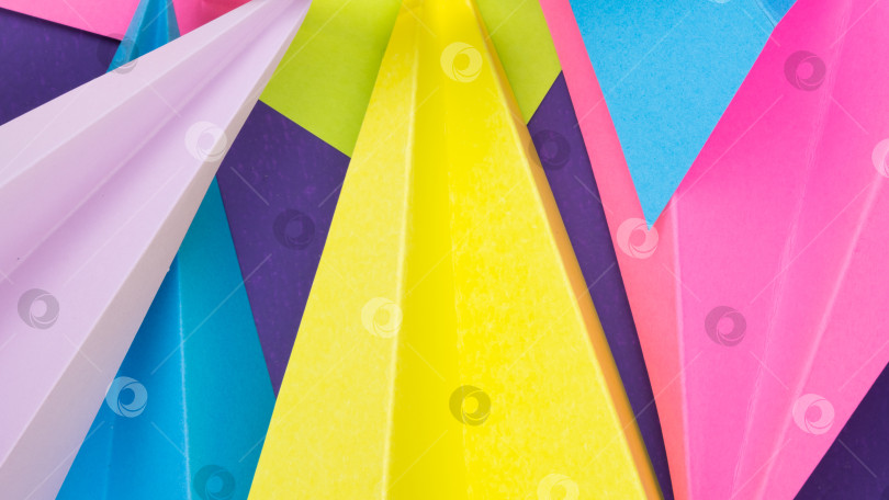 Скачать Снимок крупным планом разноцветных бумажных самолетиков ручной работы фотосток Ozero