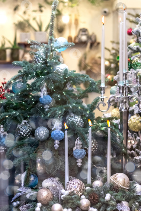 Скачать Интерьер с рождественской елкой и горящими свечами в серебристом и голубом цветах фотосток Ozero