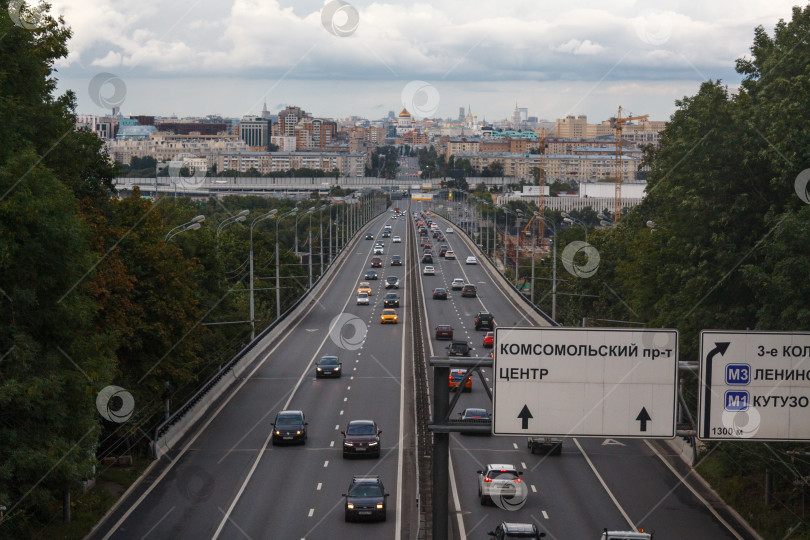 Скачать Москва, Россия - июля 20, 2019- Движение по проспекту Вернадского фотосток Ozero