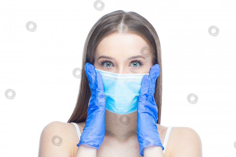 Скачать Крупным планом портрет потрясенной молодой женщины в маске и медицинских перчатках, находящейся в состоянии стресса от коронавирусной болезни, смотрящей в камеру, изолированную на белом фоне. Эпидемия гриппа, аллергия на пыль, защита от вируса фотосток Ozero