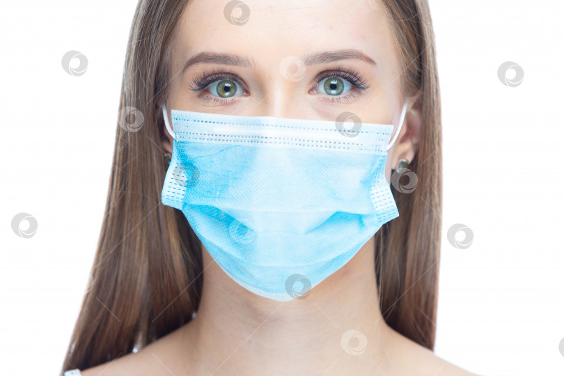 Скачать Крупным планом портрет молодой женщины в маске для лица в состоянии стресса от коронавирусной болезни, смотрящей в камеру, изолированный на белом фоне. Эпидемия гриппа, аллергия на пыль, защита от вируса фотосток Ozero