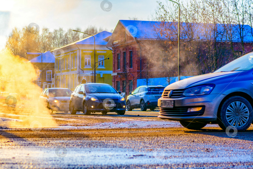 Скачать Череповец, Россия, 26 ноября 2023 года, Загрязнение города выхлопными газами автомобилей зимой. Дым, исходящий от автомобилей в холодный морозный день. Сильный мороз. фотосток Ozero