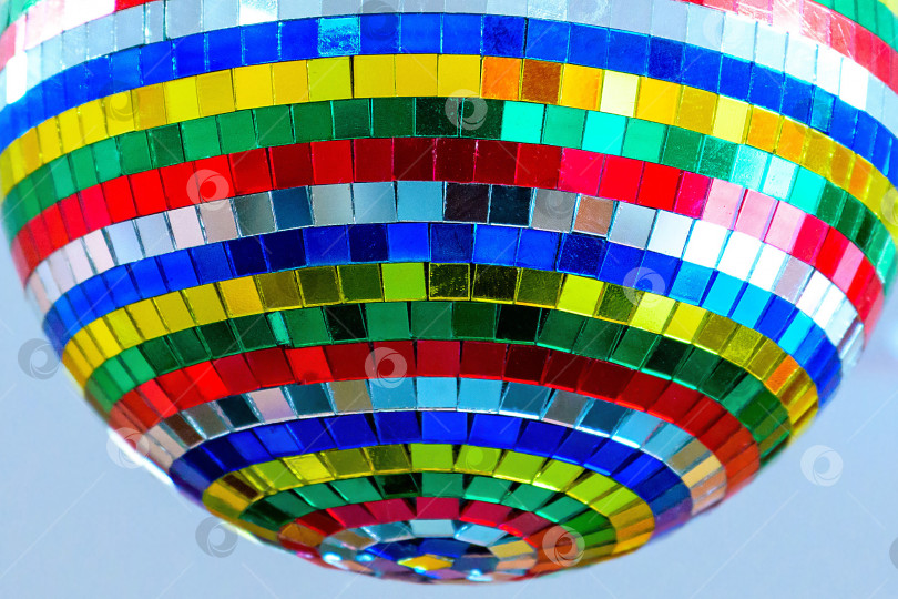 Скачать Диско-шар с зеркалами из цветного стекла в выборочном фокусе.Крупный план. фотосток Ozero