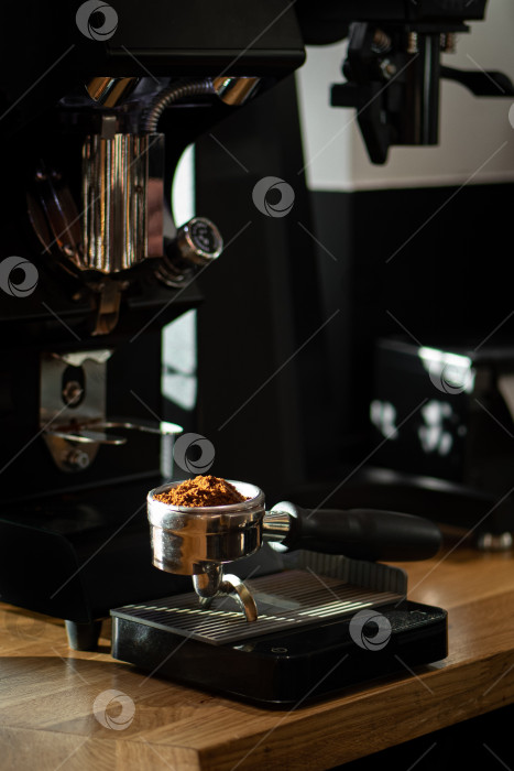 Скачать свежемолотый кофе в портафильтре фотосток Ozero