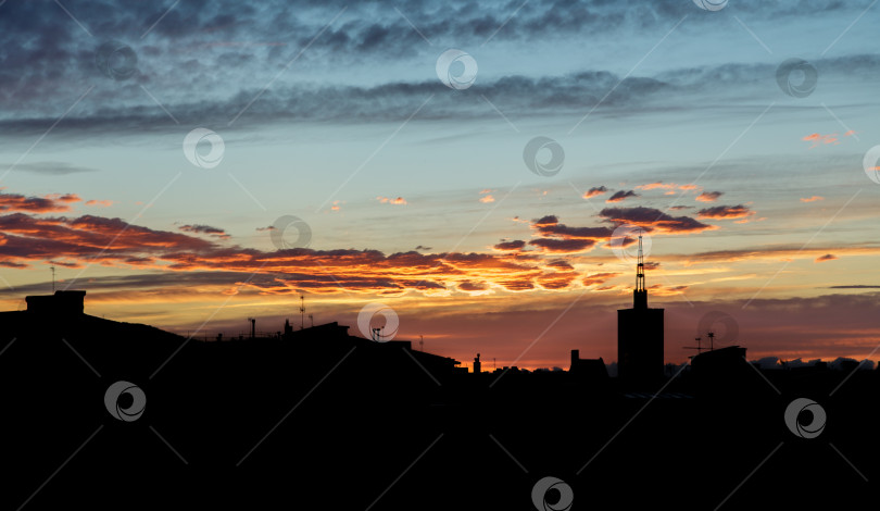 Скачать Горизонтальный снимок облаков, плывущих по небу в лучах заходящего солнца весенним вечером над городским пространством. Концепция летних городских пейзажей. Copyspace фотосток Ozero