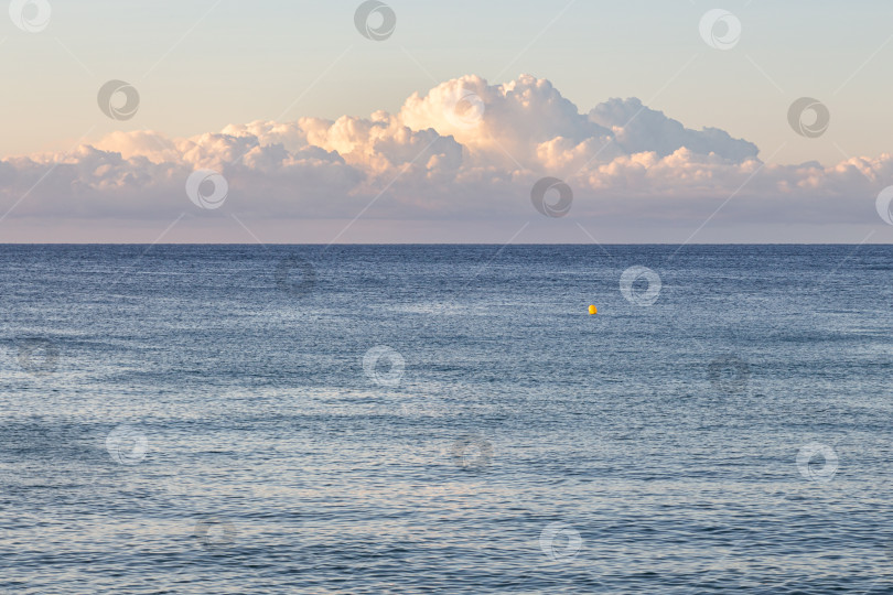 Скачать Облака над морем на рассвете фотосток Ozero