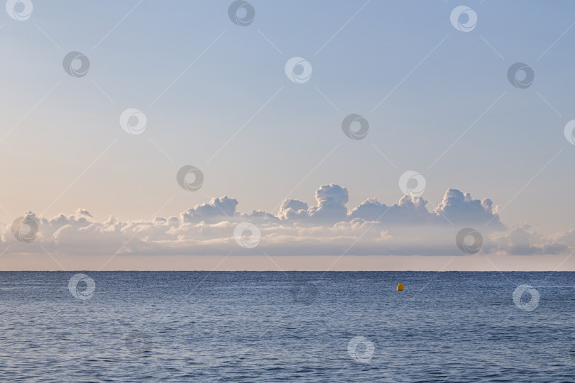 Скачать Тихое утро на пустом пляже с отпечатками автомобильных шин на песке, на фоне моря и облаков фотосток Ozero