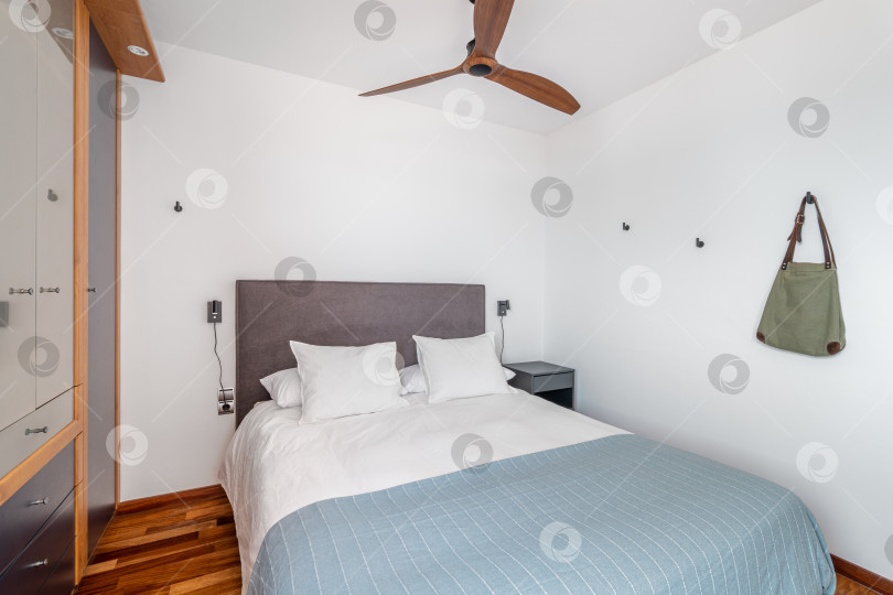 Скачать Место для сна и отдыха в современном гостиничном номере фотосток Ozero